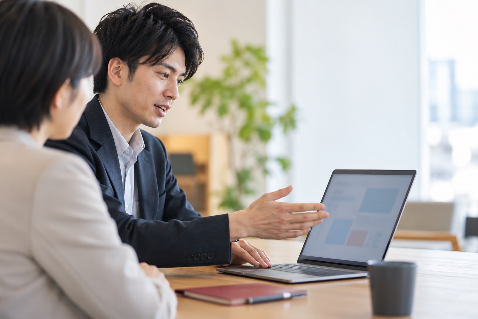 パソコンを使い業務上の相談をするイメージ